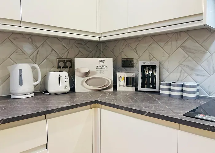 Fully Furnished Duplex Apartment In Askew Road