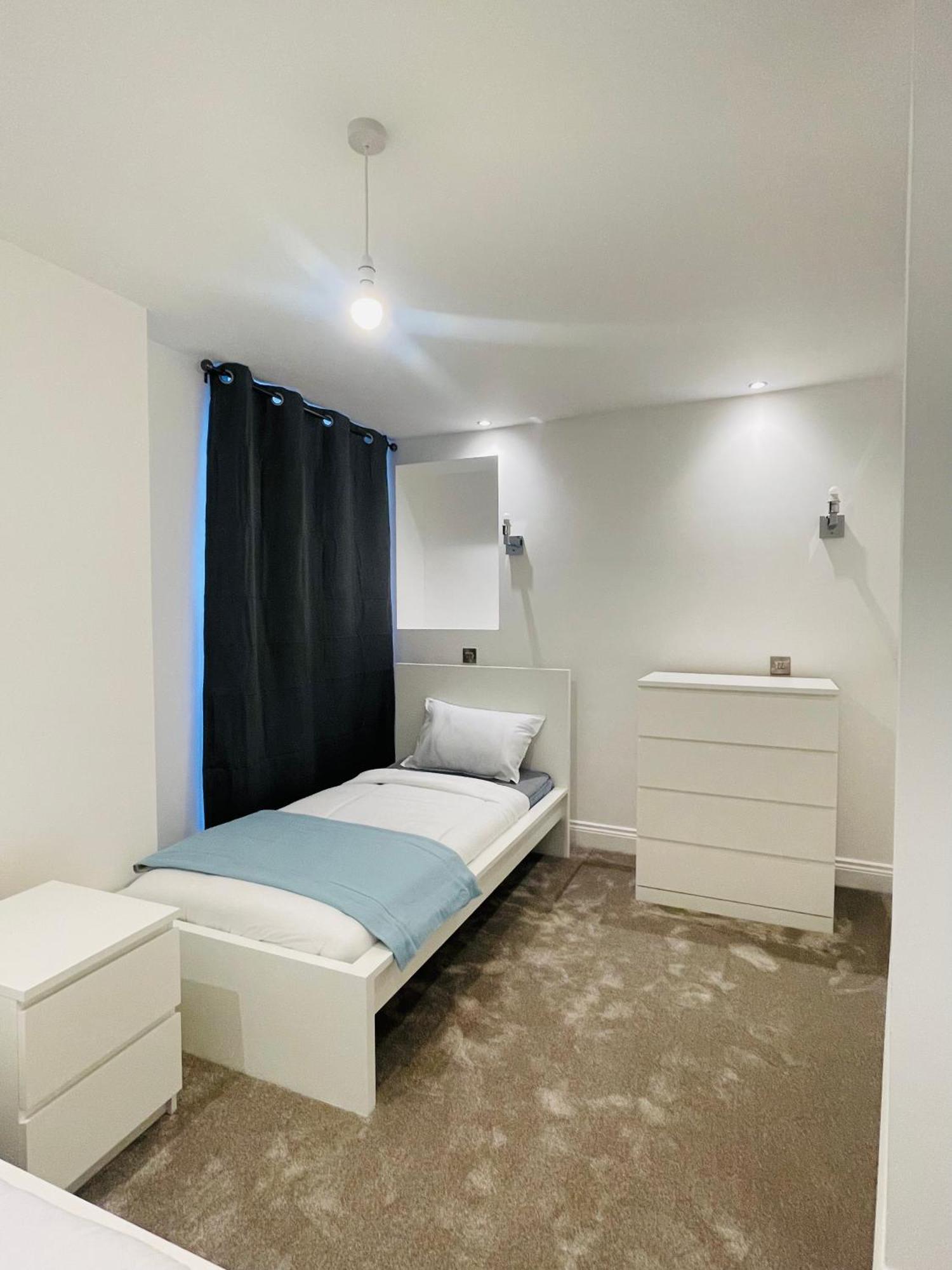 Апартаменты Fully Furnished Duplex In Askew Road Лондон