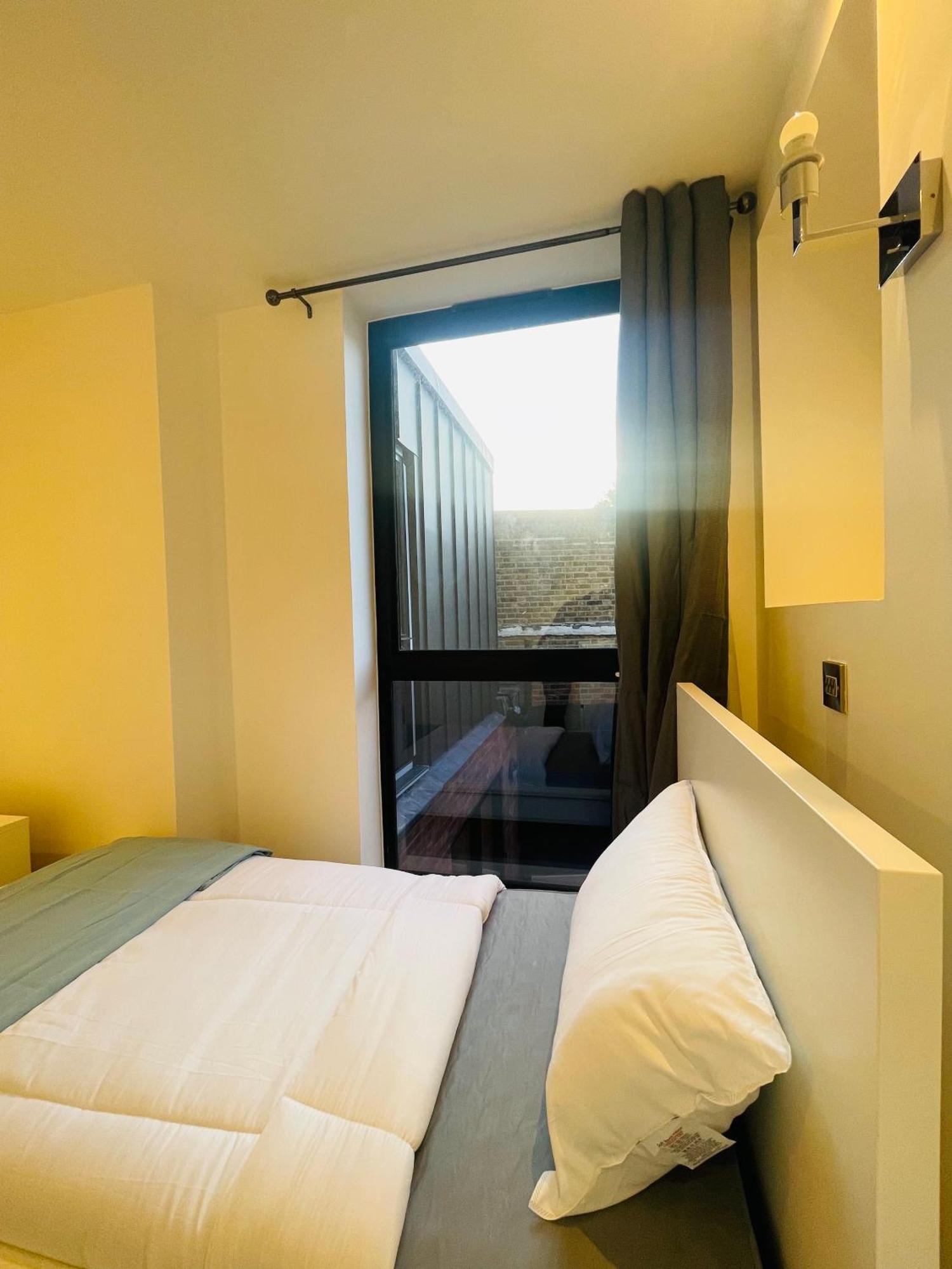 Апартаменты Fully Furnished Duplex In Askew Road Лондон