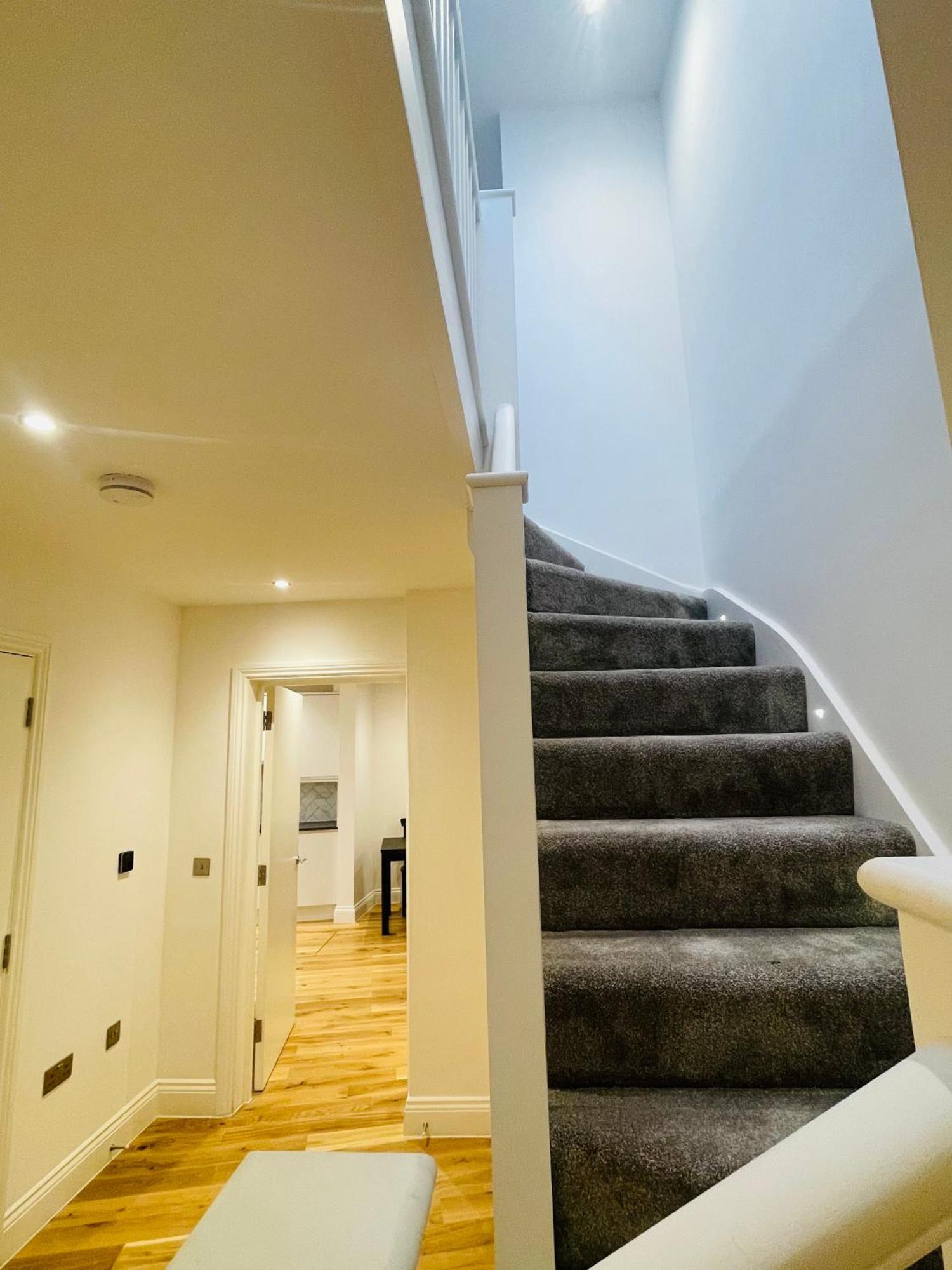 Апартаменты Fully Furnished Duplex In Askew Road *