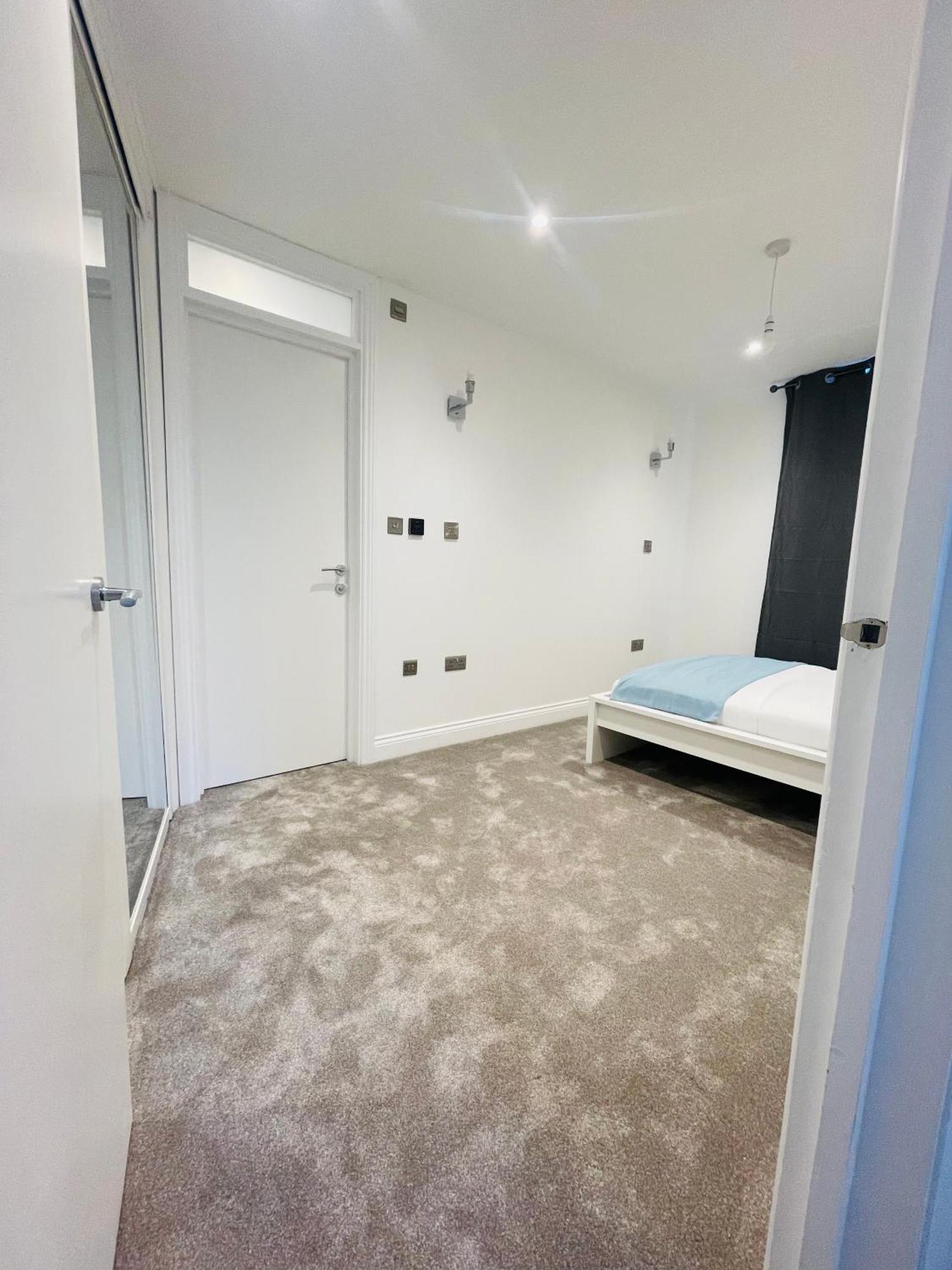 Апартаменты Fully Furnished Duplex In Askew Road *
