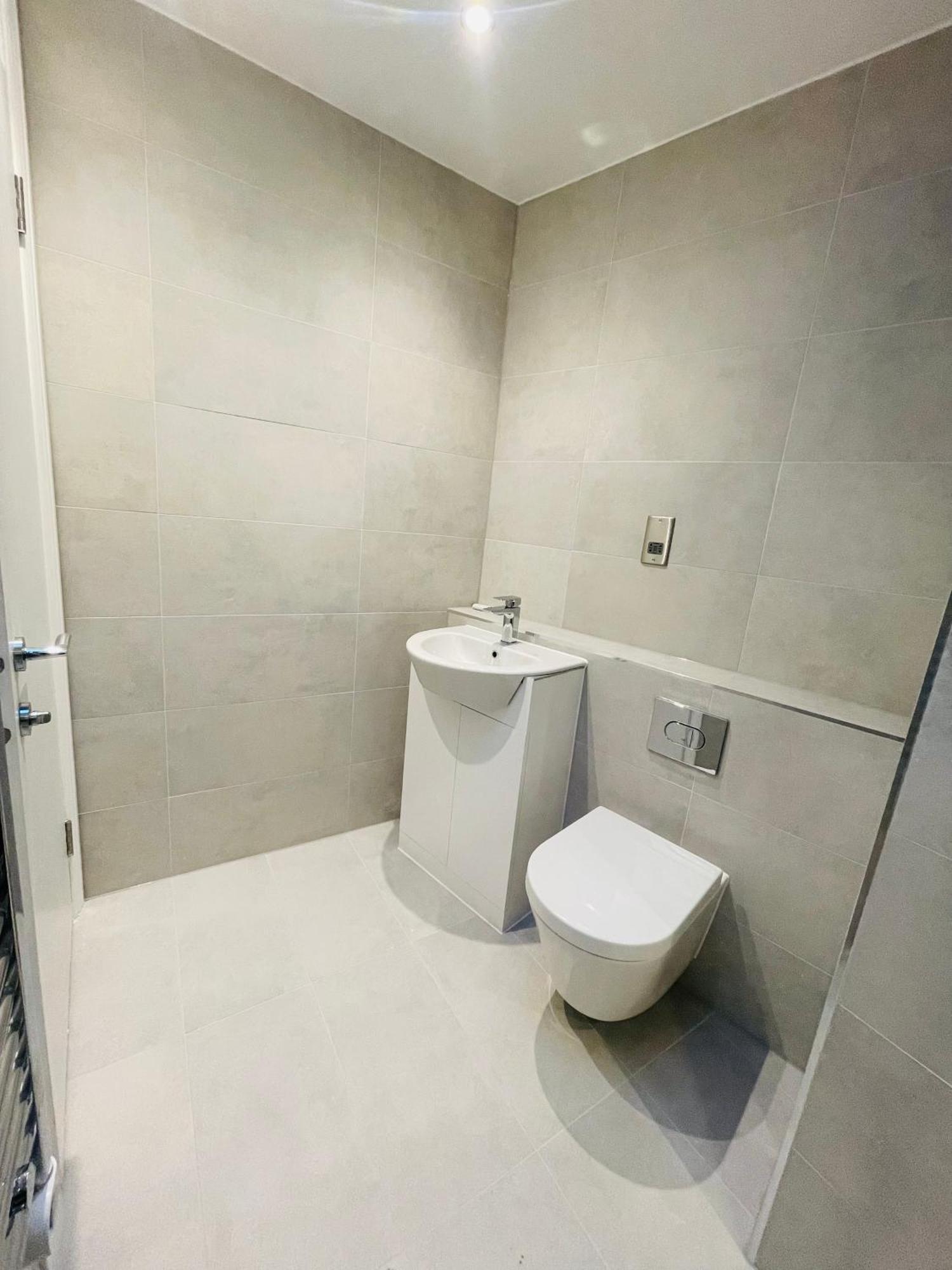 Апартаменты Fully Furnished Duplex In Askew Road Лондон