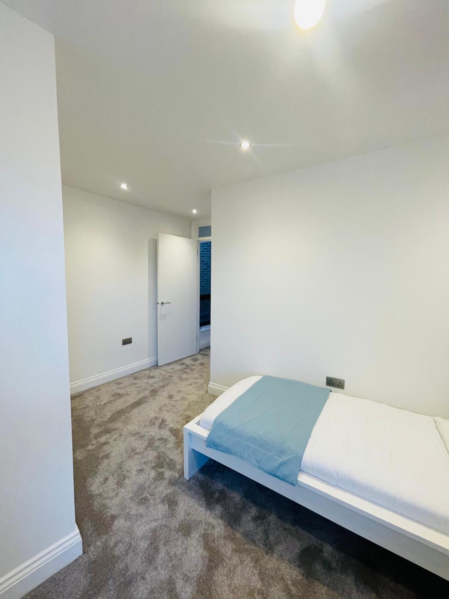 Апартаменты Fully Furnished Duplex In Askew Road