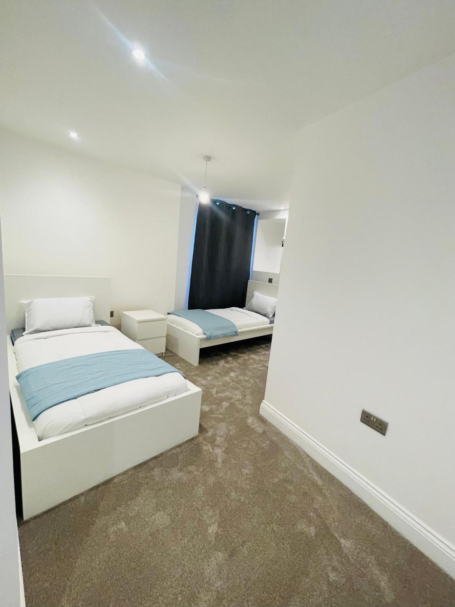 Апартаменты Fully Furnished Duplex In Askew Road *