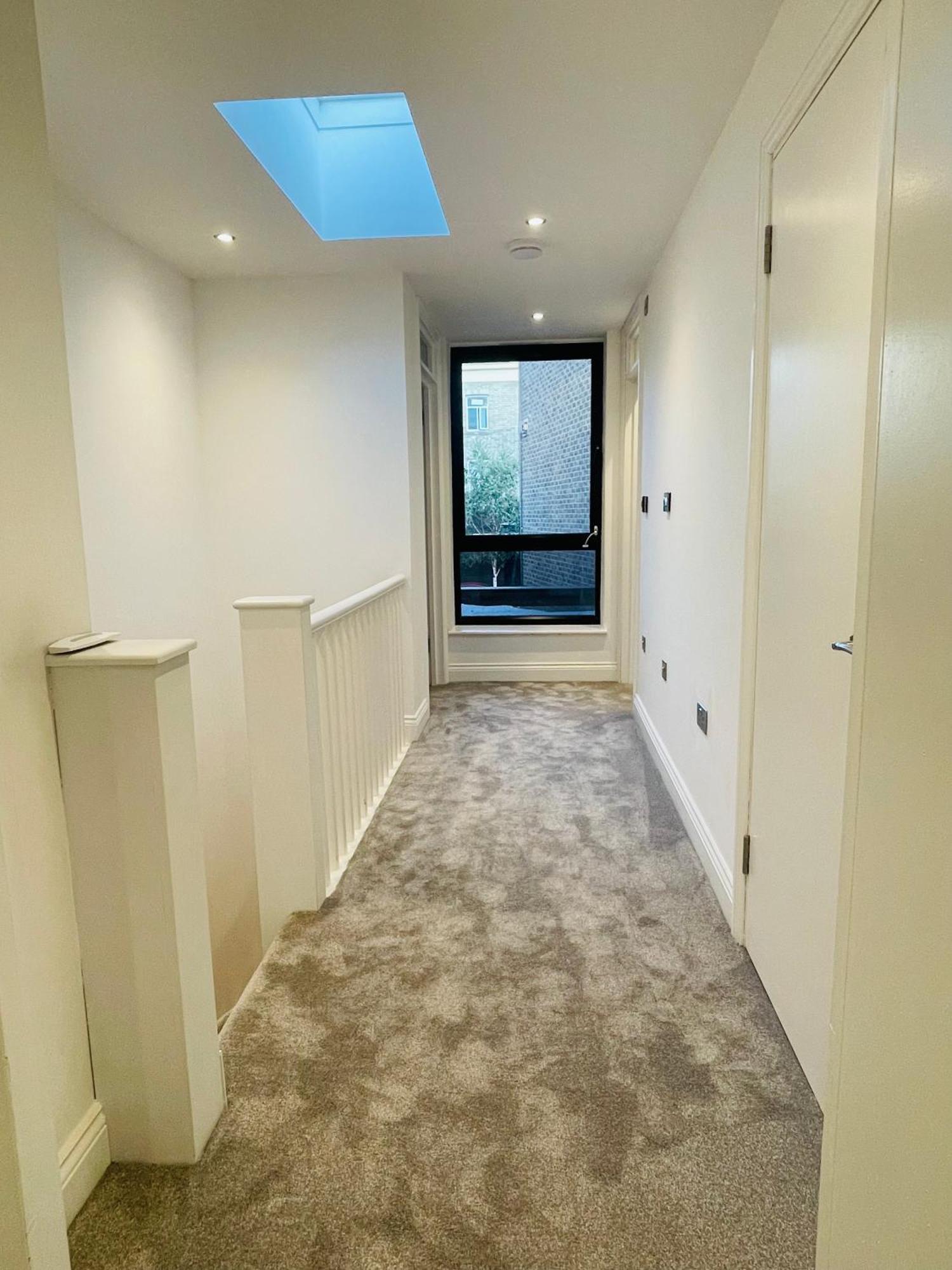 Fully Furnished Duplex In Askew Road Лондон