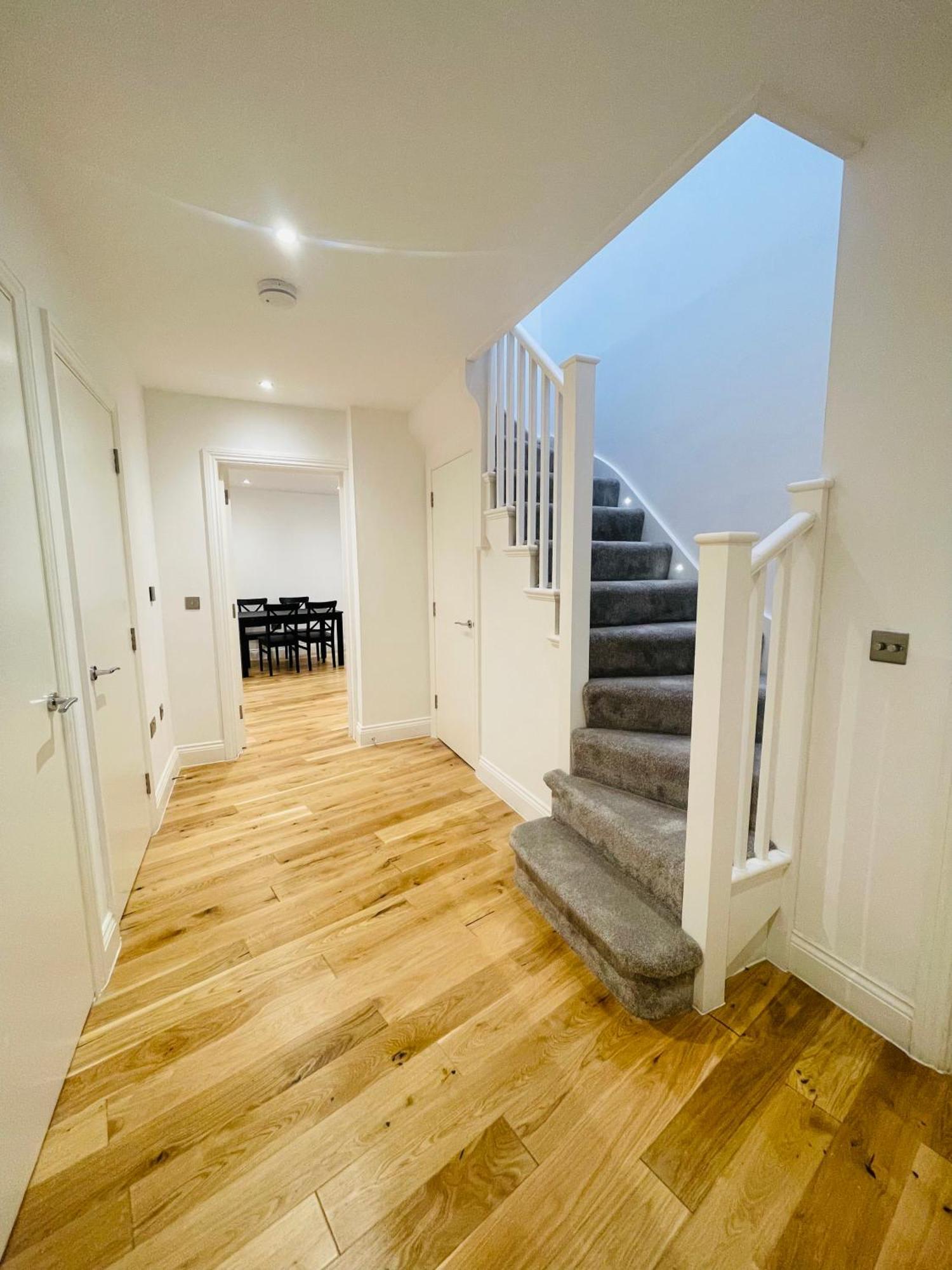 Апартаменты Fully Furnished Duplex In Askew Road Лондон