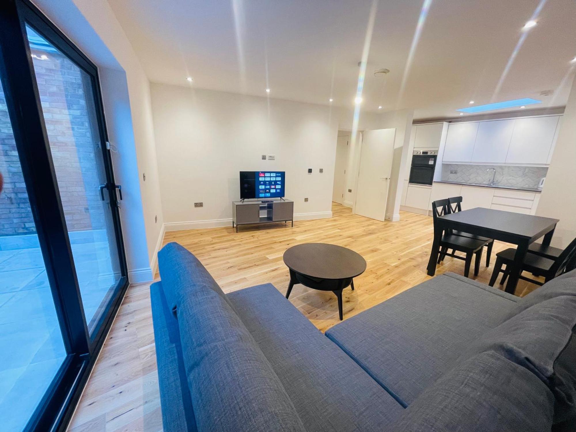 Апартаменты Fully Furnished Duplex In Askew Road