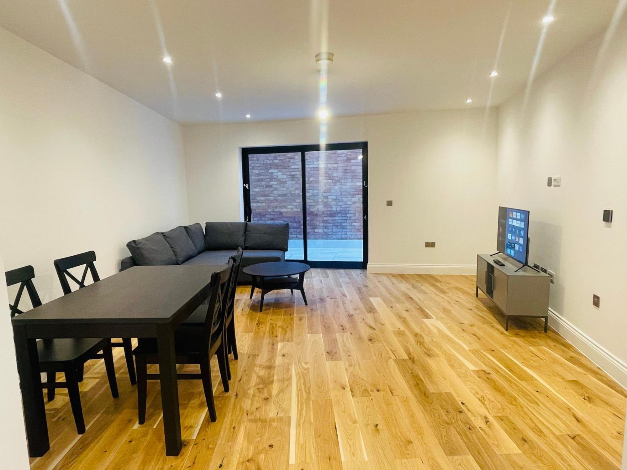 Fully Furnished Duplex In Askew Road Апартаменты *