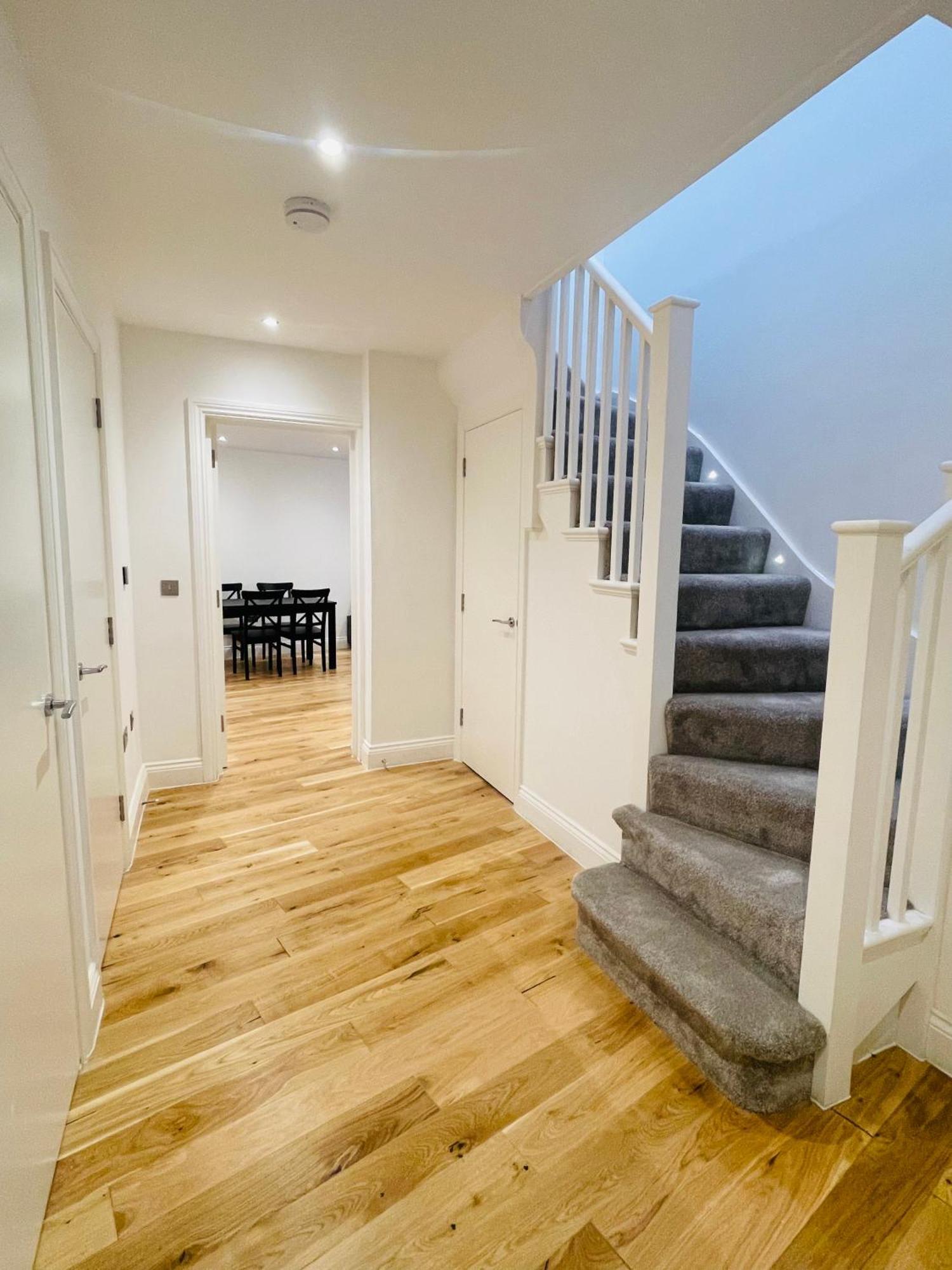 Fully Furnished Duplex In Askew Road * Londra