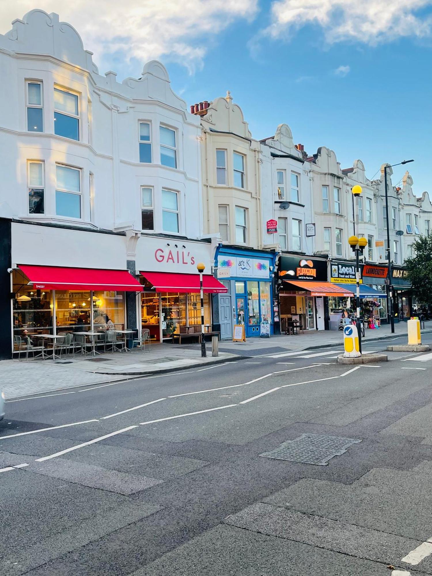 Fully Furnished Duplex In Askew Road Londra
